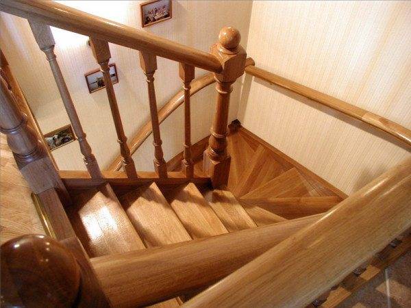Lakkozott lépcső