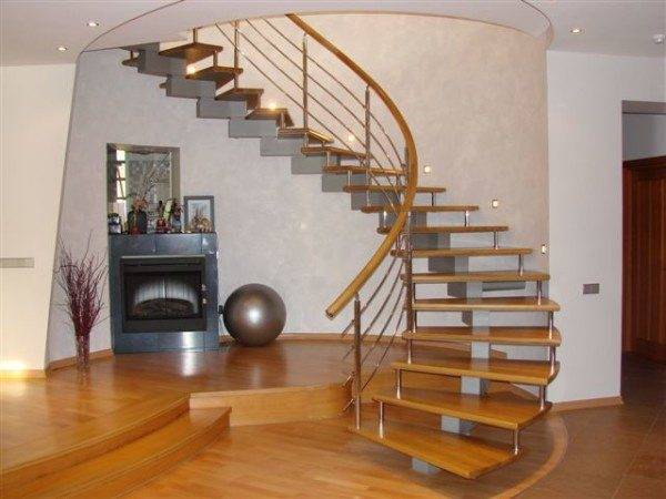A lépcső nemcsak az emeletek közötti kommunikáció eszköze, hanem az egyik fő belső eleme is.