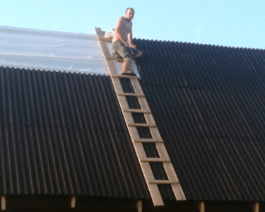 You can buy a roof ladder in a store, but the price can be quite high. Therefore, it makes sense to make such a structure yourself.