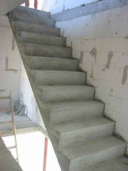 Vous pouvez construire un escalier en béton de vos propres mains.