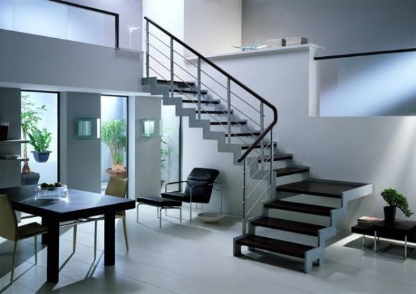 A fém lépcsők hagyományossá váltak a modern belsőépítészeti stílusokban.