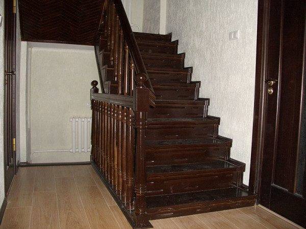 Metal-wooden stairs - practical and reliable.
