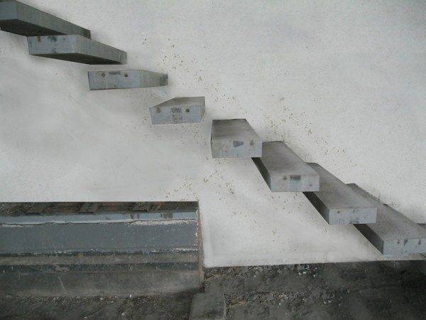 Fotografie amator a unei structuri de beton montate în timpul fabricării unui perete