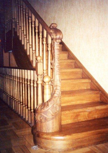 Amatőr fotó, amely klasszikus stílusú lépcső legegyszerűbb kivitelezését mutatja be