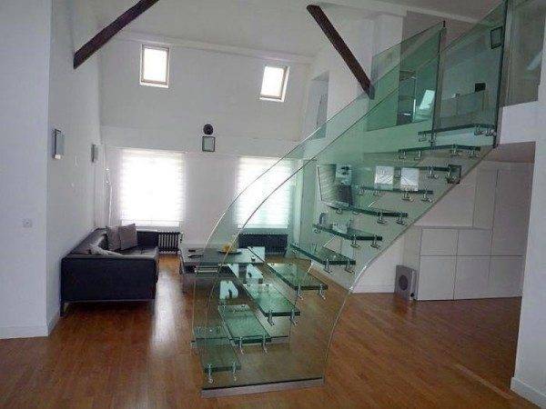A vasbeton lépcsők gyönyörű és praktikus építészeti elemek