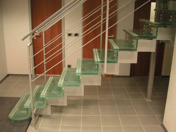 Kétlépcsős lépcső, építés és felhasznált anyagok