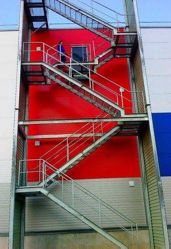 The marching outdoor fire escape allows for maximum safety of rescuers and evacuees.