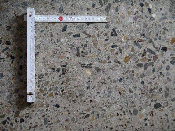 Mozaik csiszolt beton.