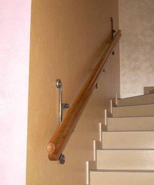 A képen - egy fából készült korlát lépcsőkhöz.