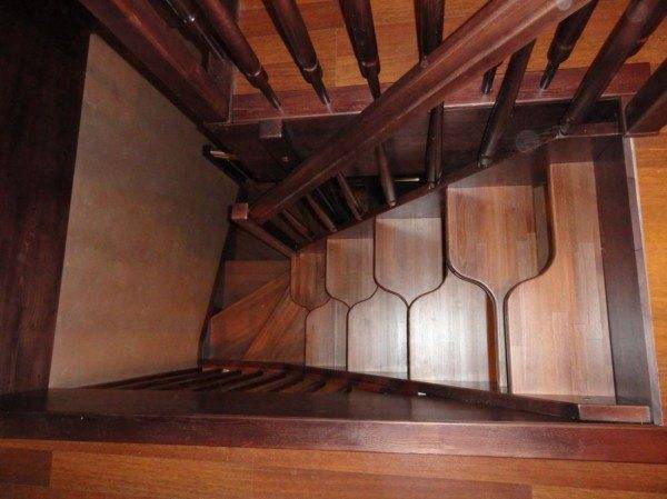 In the photo - a steep staircase of the duck step type