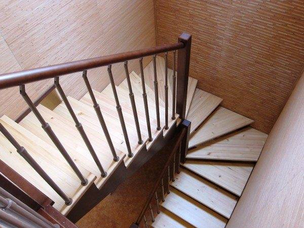 Sur la photo - un escalier ordinaire en forme de U avec l'utilisation de remontoirs