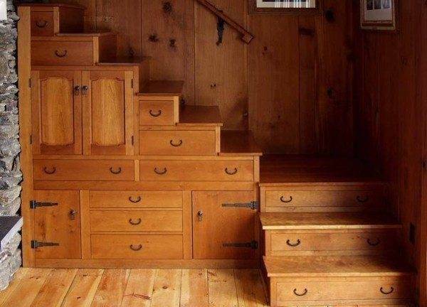 In the photo - one of the options for the execution of a ladder-chest of drawers.