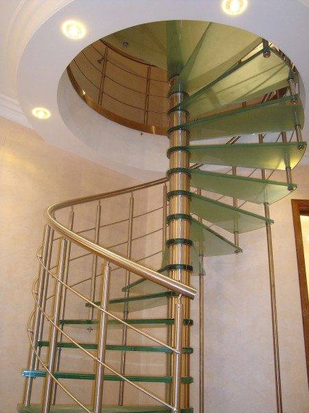 Sa larawan - ang rehas ng isang spiral staircase