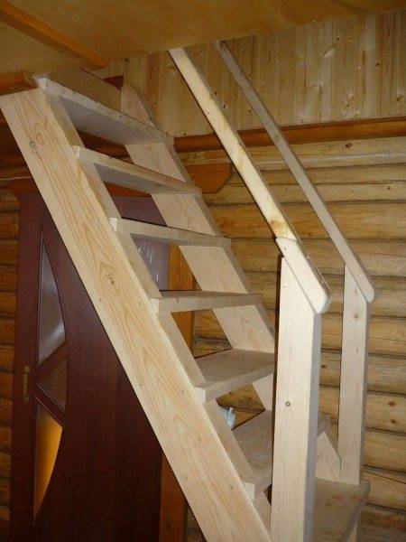 A képen egy fából készült lépcső látható.