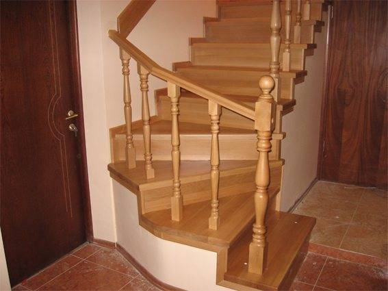 A képen - egy lépcső felfelé tekercselő lépcsőkkel