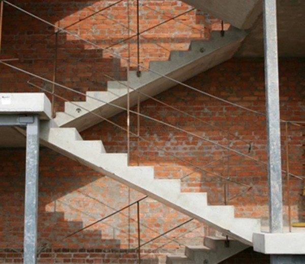 A vasbeton lépcsők gyönyörű és praktikus építészeti elemek