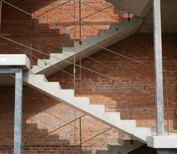 Les escaliers en béton armé sont un élément architectural beau et pratique