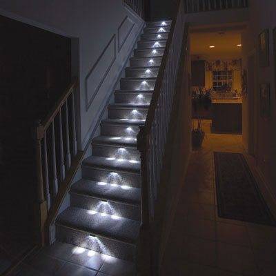 A fénykép egy példát mutat a lépcsők alá szerelt helyi lámpatestekre. Nagyon érdekes fényhatás!