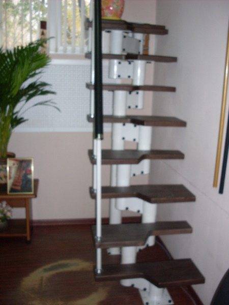 A képen - kacsa lépcső fémből, fából készült lépcsőkkel.