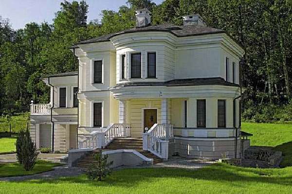 Sur la photo, il y a une maison avec un escalier extérieur monolithique.