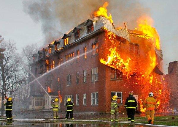 A fényképen jól látható, hogy az épület belsejében lévő összes utat tűz választotta el. Az egyetlen menekülési út egy szabadtéri tűzoltó.