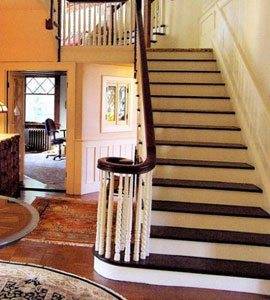 A képen egy gyönyörű ház lépcsője látható