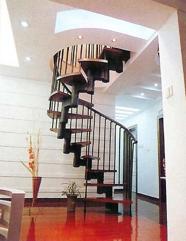 A képen egy moduláris felépítés található, amely lehetővé teszi a lépcső finomhangolását egy adott belső tér jellemzőihez.