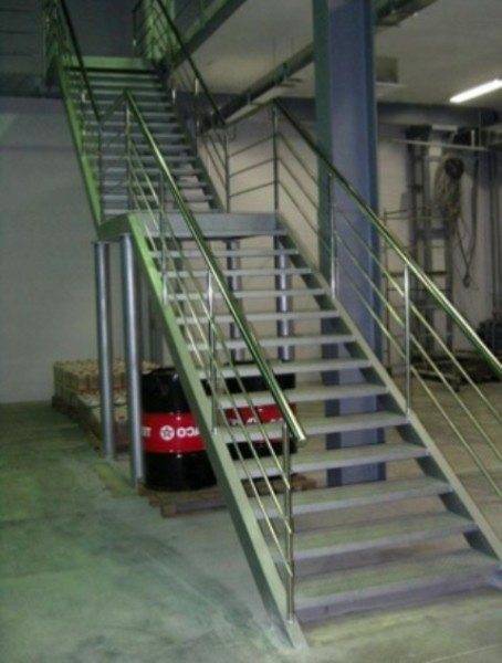 The photo shows an example of a typical industrial metal staircase.