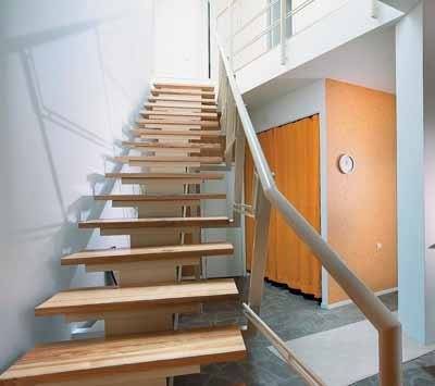 Do not think that iron staircases for a house are a "ringing of metal", you have the whole range of finishing materials at your disposal, but the basis of everything is an iron construction