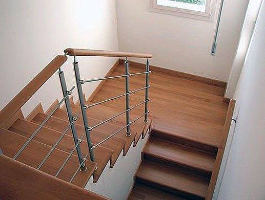U-shaped staircase with a platform.