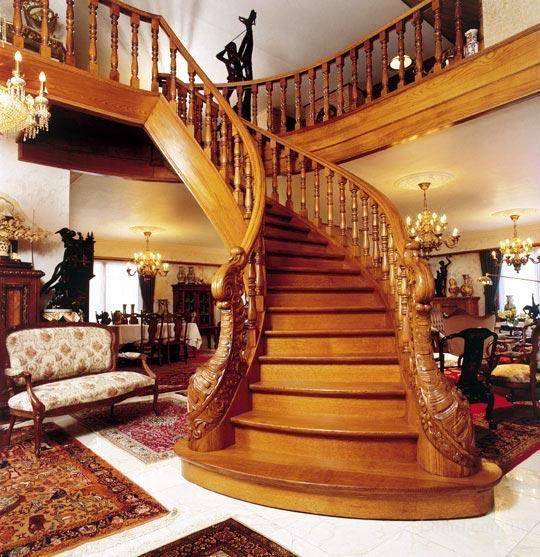 L'escalier d'entrée d'une maison de campagne en bois peut décorer n'importe quel intérieur.