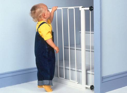 A gyermekek lépcsőin lévő válaszfalak a padlóközi szerkezetek menetmodelljeit teljesen hozzáférhetetlenné teszik a különösen kíváncsi csínytevők számára.