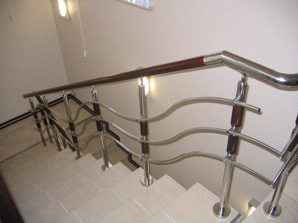 Korlátok lépcsőkhöz - a legjobb anyag kiválasztása