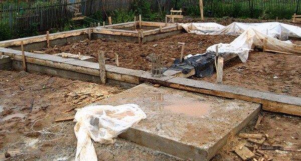 Slab foundation para sa site sa harap ng pasukan