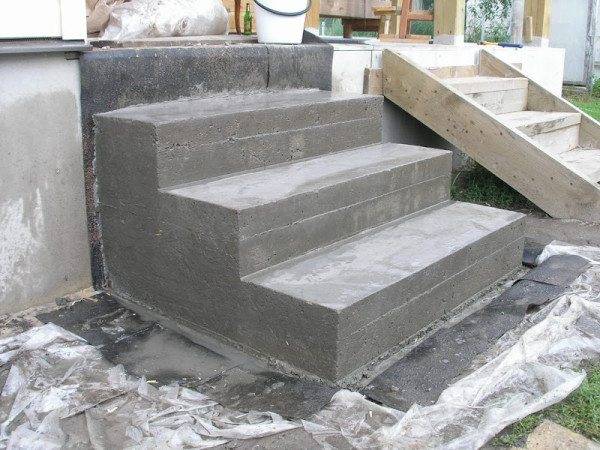 The height of the concrete steps for the porch should not exceed 200 mm