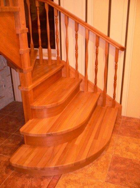 Pașii de podium vă permit să vă acordați pasul corect urcând scările cu trepte de înfășurare