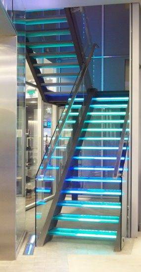 Lépcsők megvilágítása dióda szalagokkal