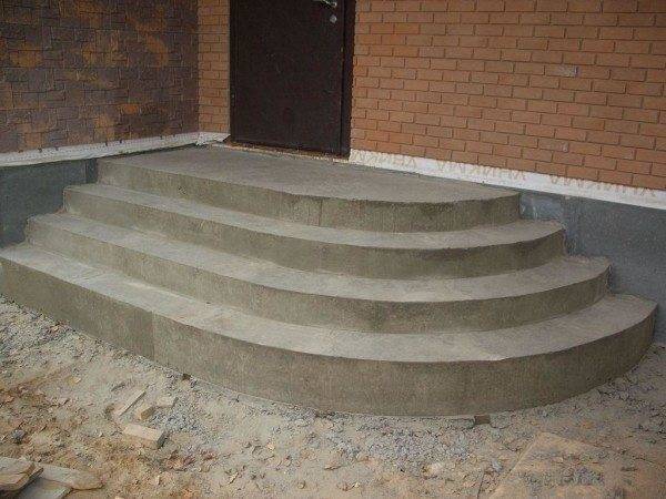 Fully solidified semicircular concrete porch