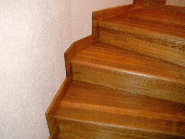 Forgatható lépcsőfokok fából