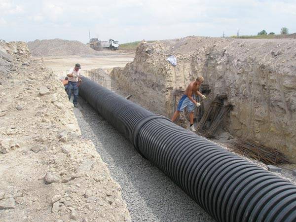 Sewer pipeline laying