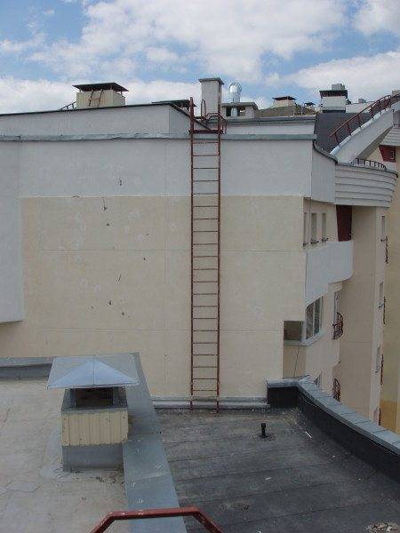 Straight staircase without fall protection