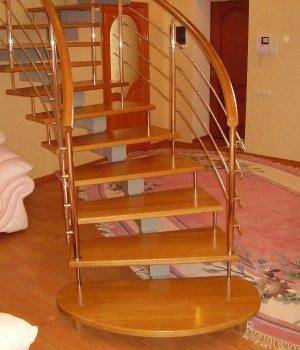 Ne tévesszen meg a lépcső látszólagos "légiessége", itt a lépcsőtervezési szabványokat gondosan betartották.