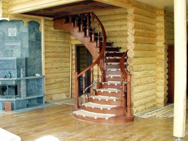 The variety of wooden stairs is endless, you are unlikely to find the same structures and two neighbors, and in the nearest houses