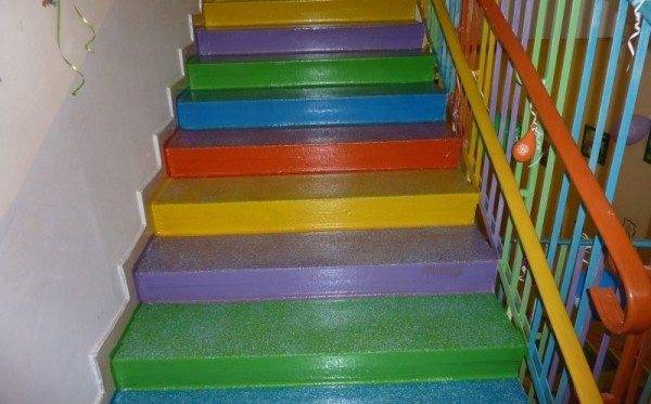 Fa lépcsők festése: a kompozíció megválasztásától a befejezésig