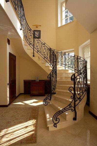 Luxus lépcső csavart kovácsoltvas dekorációval