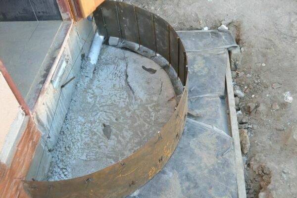 With the help of such formwork, a round porch is made.