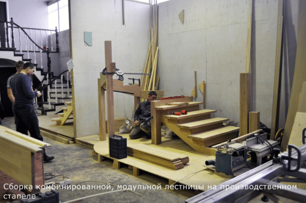 Összeszerelés fából készült kombinált szerkezet termelési kikötőjén - menet és lépcső a gerinc központi vonórúdján.