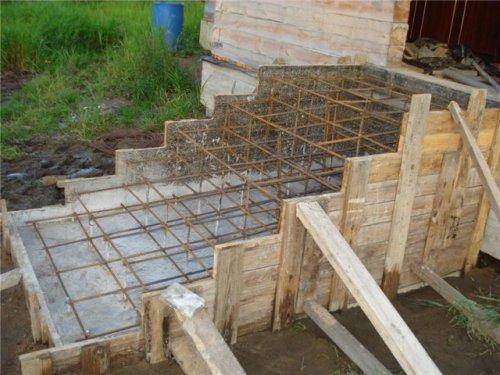 Ipunin ang frame mula sa pampalakas at gumawa ng isang kahoy na formwork upang maayos na mapunan ang balkonahe ng kongkreto gamit ang iyong sariling mga kamay