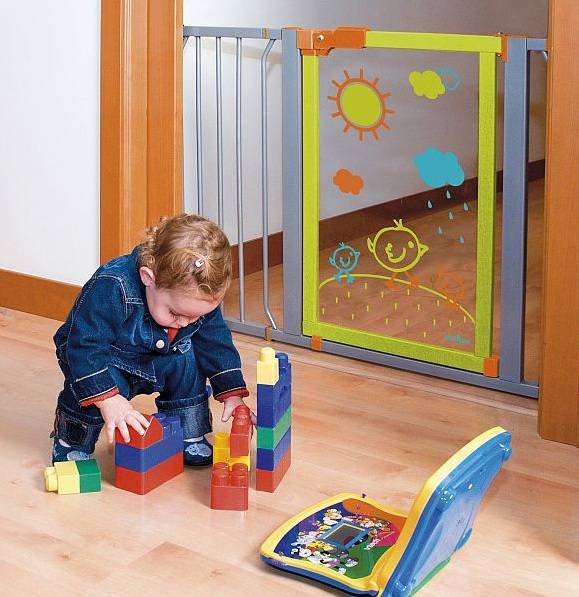 A modern anyagok lehetővé teszik, hogy a lépcsős gyermekajtók ne csak megbízhatóak és biztonságosak legyenek, hanem kellemesek is legyenek a szemnek.