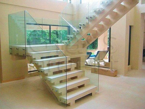 Üveg a lépcsőn